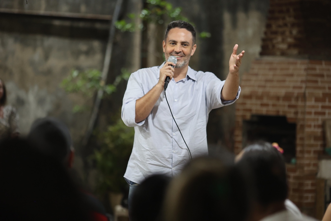 Léo Moraes promete creche noturna e fim do ponto eletrônico; veja propostas para primeiro ano