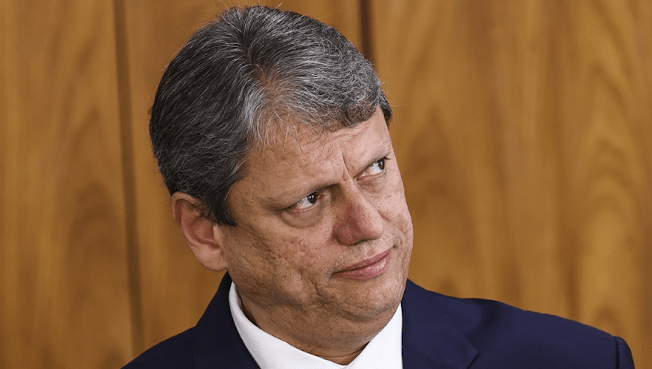 Tarcísio de Freitas tenta roubar a cena nas negociações com Trump, mas enfrenta críticas de Eduardo Bolsonaro e limites do papel de governador