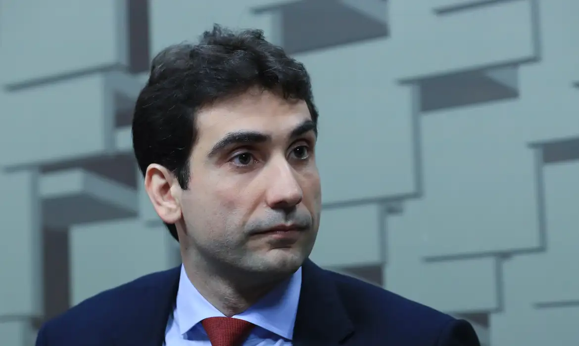 Gabriel Galípolo é indicado por Lula para presidir o Banco Central no lugar de Campos Neto