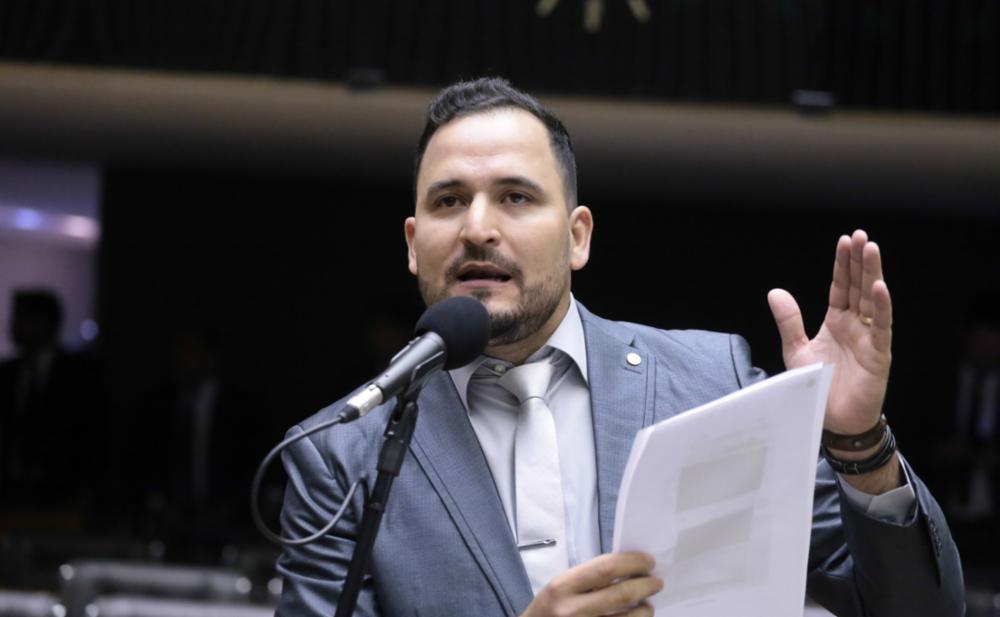 Rafael Fera assina ficha no União Brasil, recua em horas e cria crise com Maurício Carvalho