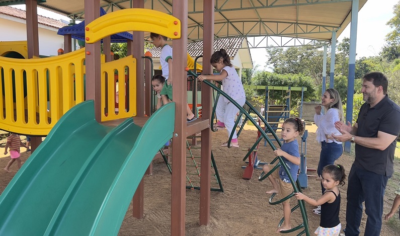Alex Redano entrega playgrounds para escolas e creches de Ariquemes