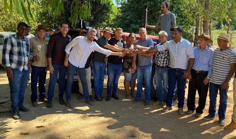 Associação rural no distrito de Nova Dimensão recebe trator agrícola