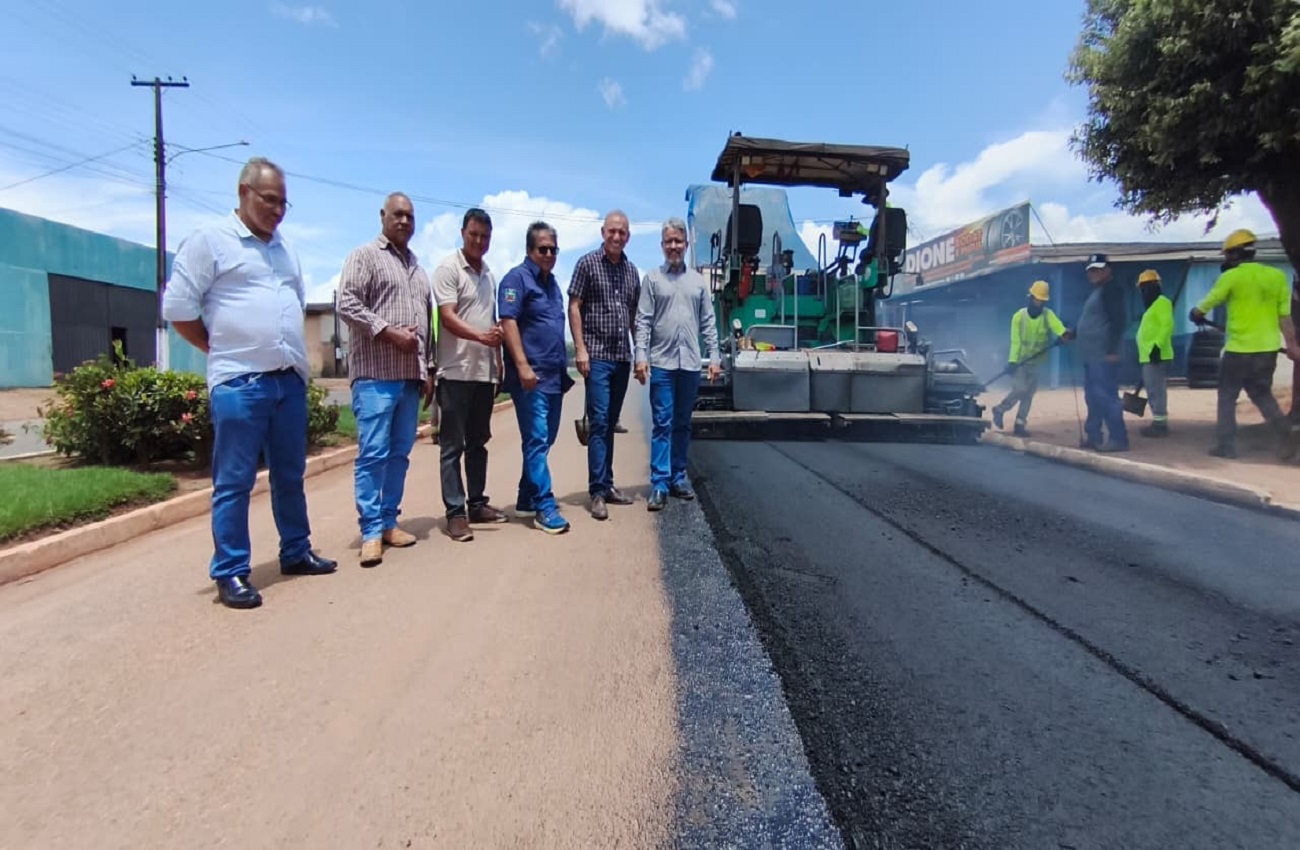 Ezequiel Neiva acompanha o início das obras de recapeamento de 10 km de ruas com asfalto usinado em Cerejeiras