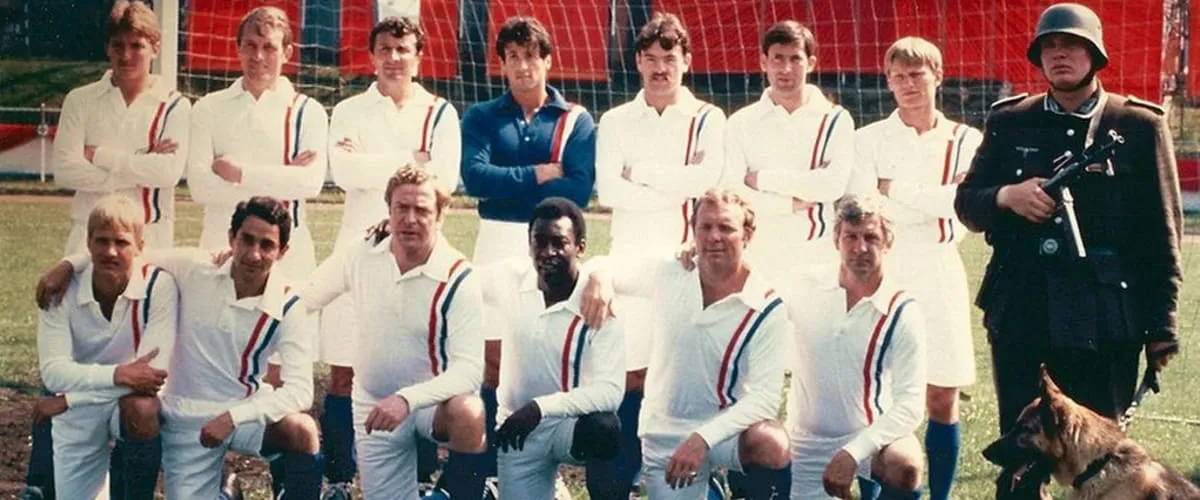 Pelé’yi aktör olarak izlemek isterseniz (tabii ki yine bir futbolcuyu canlandırıyor) usta yönetmen John Huston’ın 1981 tarihli Zafere Kaçış / Victory filmine bakmanız gerekiyor. Michael Caine ve Sylvester Stallone’la birlikte oynuyorlar.