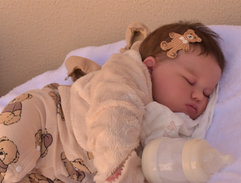 Deputado propõe lei para banir "bebês reborn" do SUS e sugere hospício para "mães de bonecas"