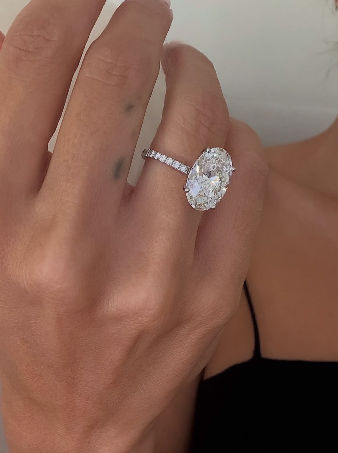 Halo setting engagement ring