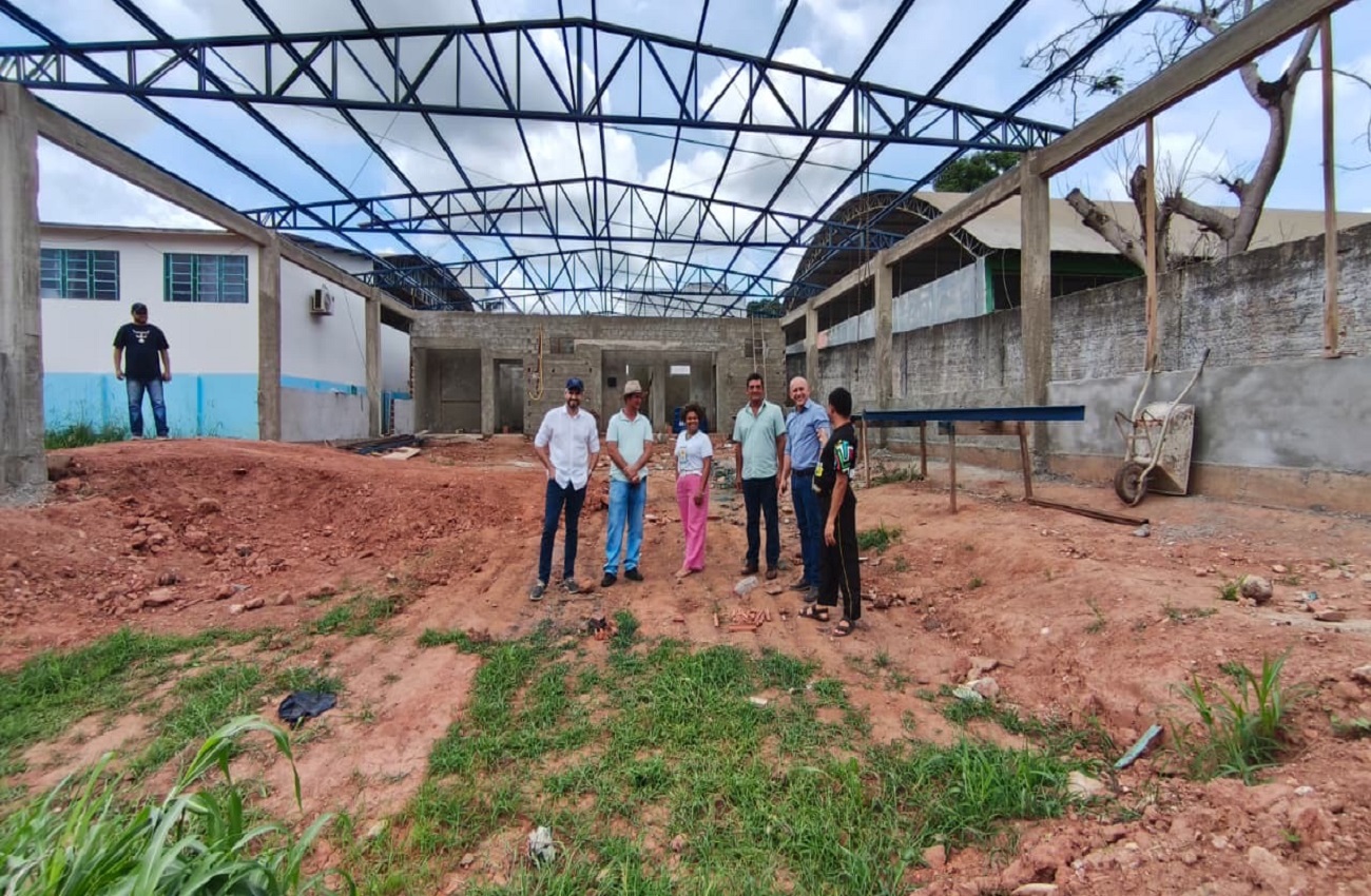 Deputado Ezequiel Neiva visita obras da piscina aquecida na Apae de Colorado do Oeste