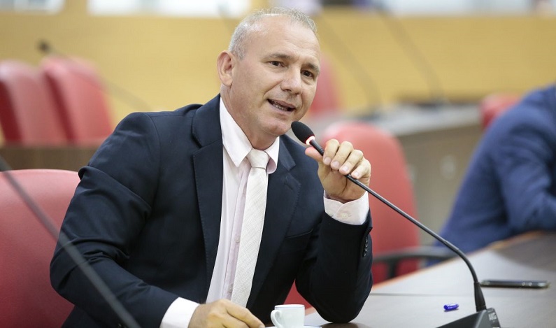 Ezequiel Neiva investe em lousas digitais e telas interativas para modernizar a educação em Corumbiara