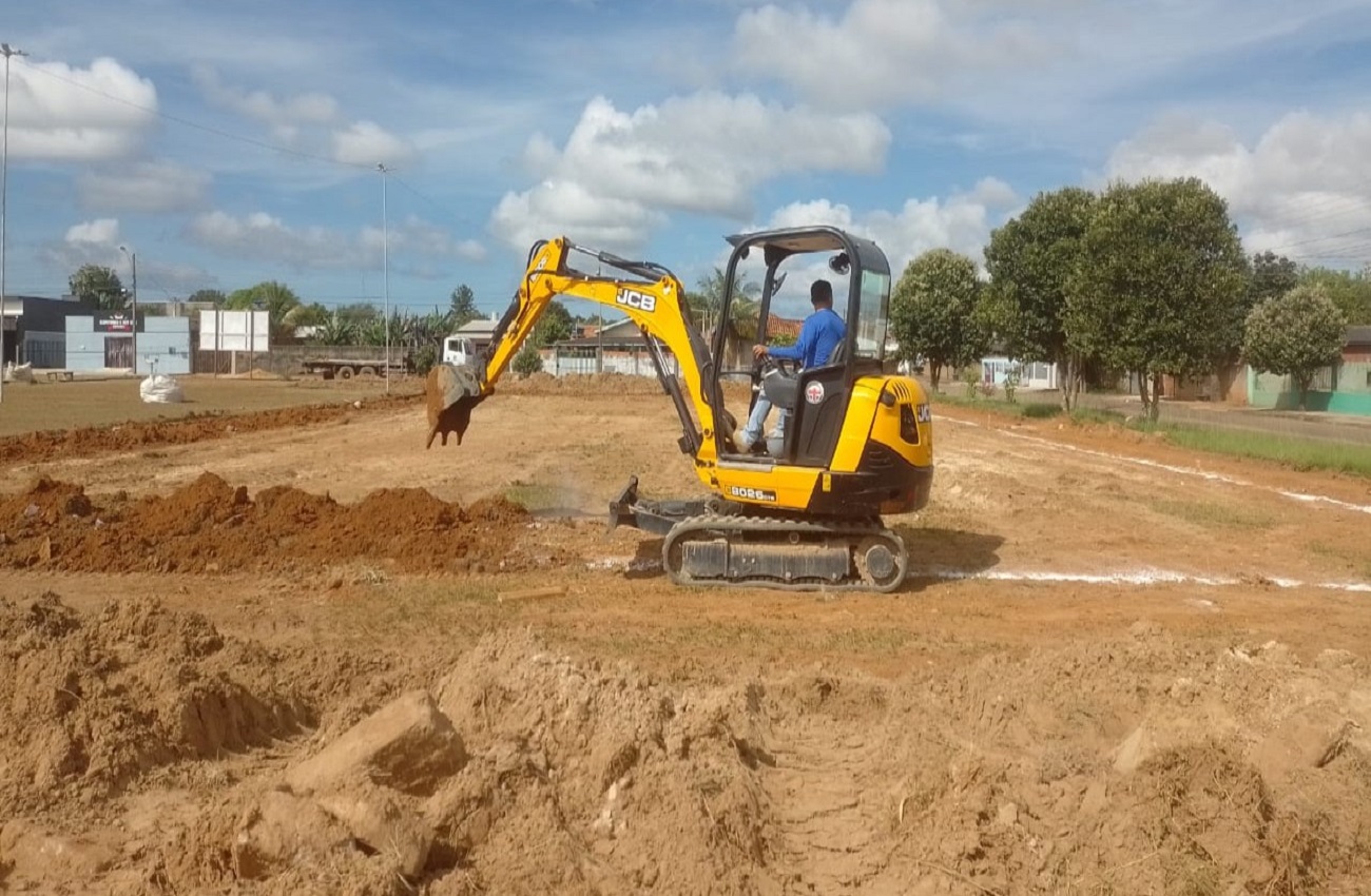 Obras de campos de futebol society em Vilhena são iniciadas com investimento de Ezequiel Neiva