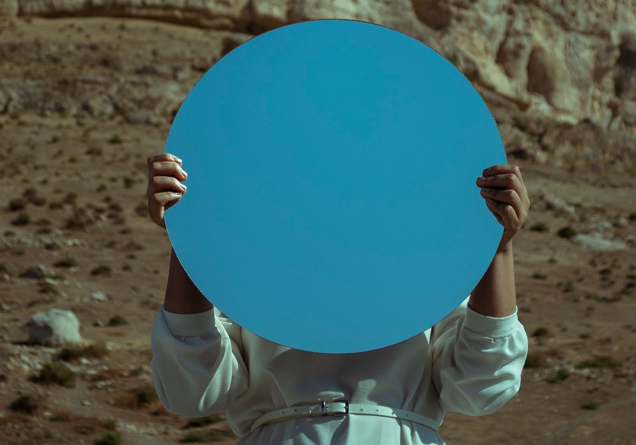 Czy deepfake w polityce to rzecz etyczna? 🪞