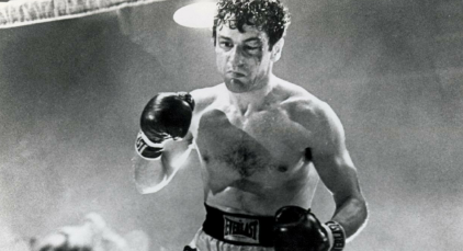 Robert De Niro, 1980 tarihli Scorsese filmi Raging Bull / Kızgın Boğa ’da can verdiği Jake LaMotta rolü için aylarca boks derslerine devam eder ve aynı film içinde boksörün yaşlılığını da canlandırmak için 27 kilo alır. Metot oyunculuğunun zirvelerinden biri.