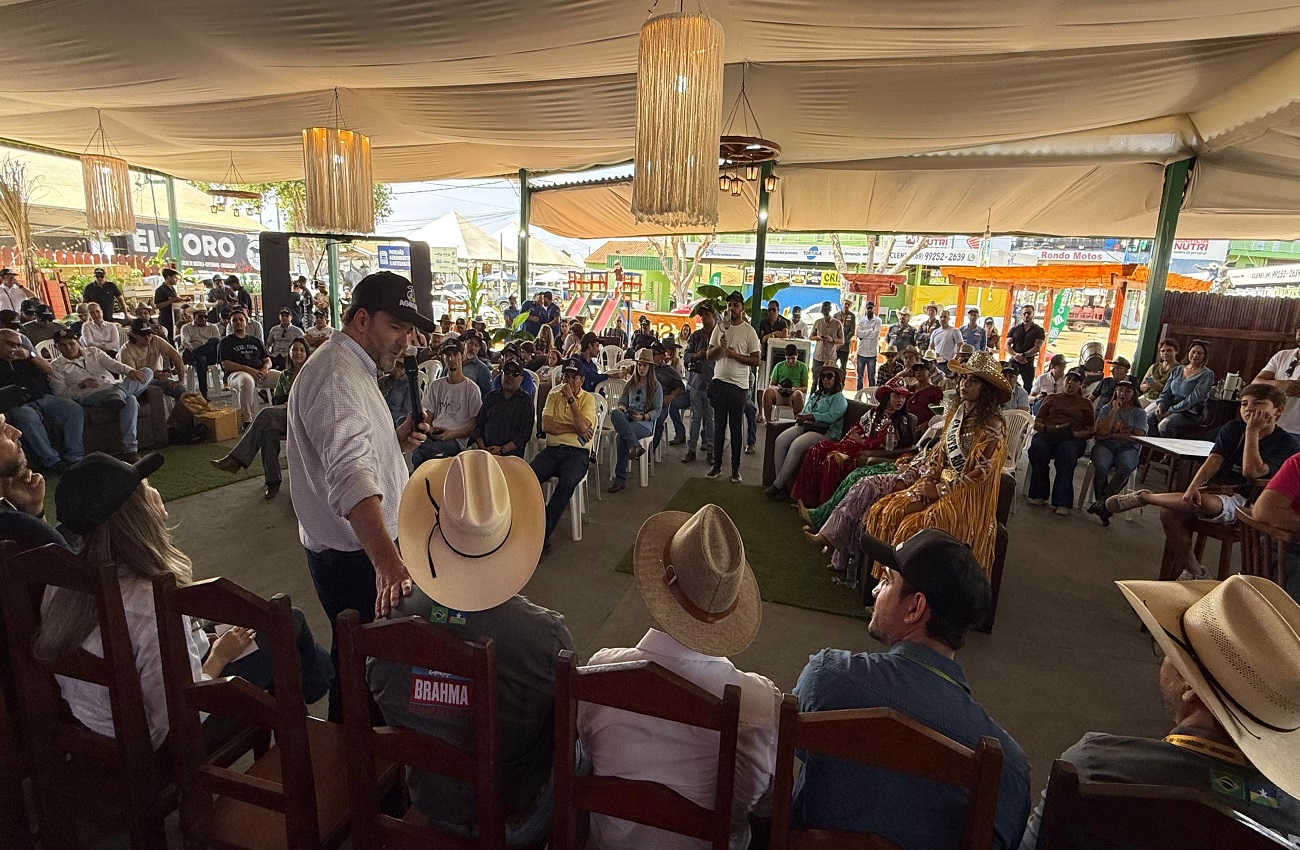 Deputado Alex Redano participa da abertura da Agroari 2025