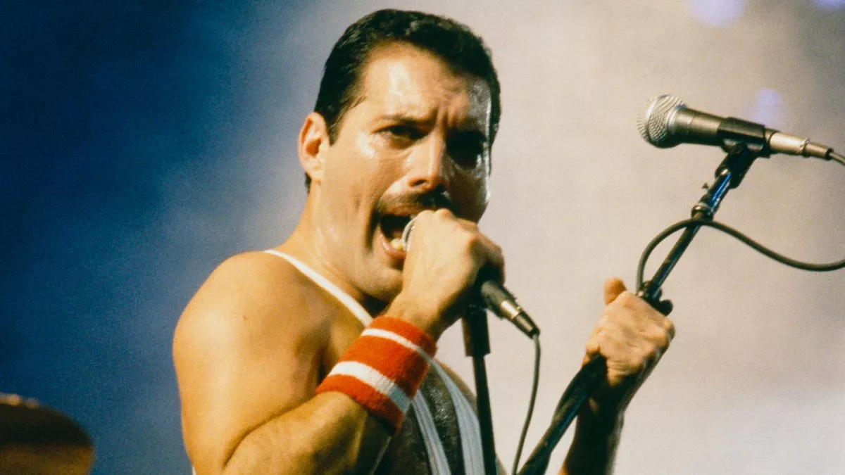 Novo livro sobre Freddie Mercury revela que cantor do Queen teve uma "filha em segredo"