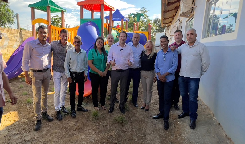 Alex Redano vistoria emenda de R$ 500 mil para playground ecológico em Machadinho