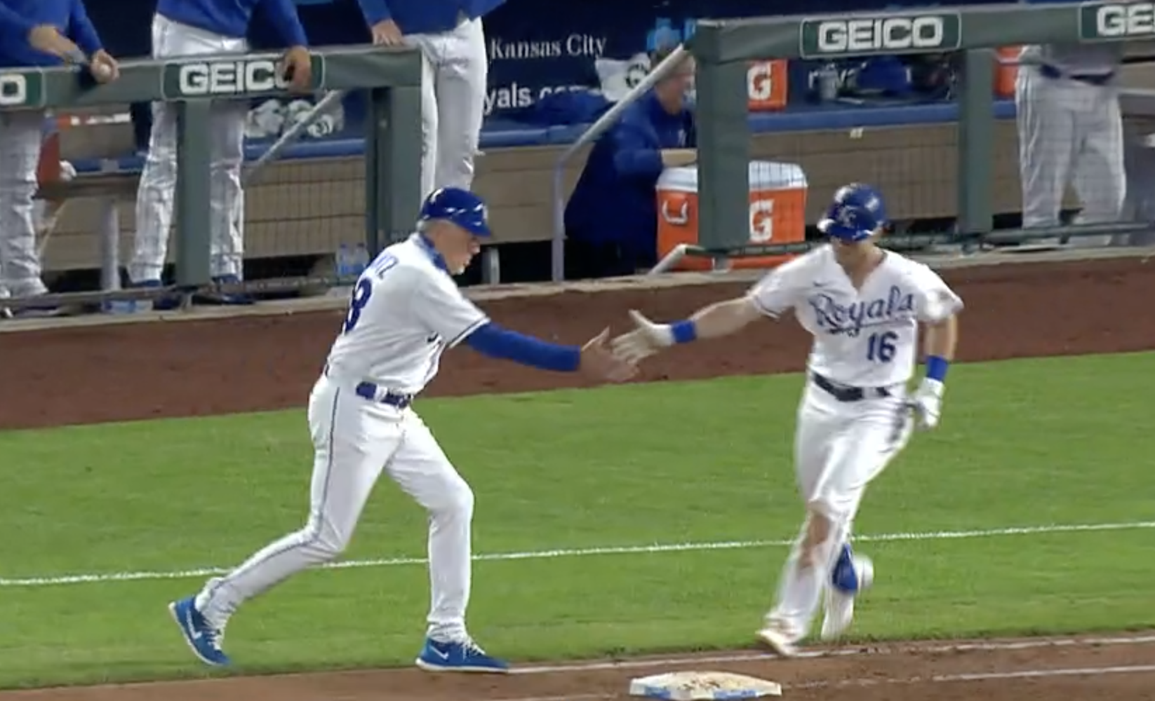 Royals sweep away the Pirates