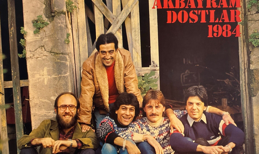 Edip Akbayram (üstte), 1988’e kadar birlikte çalıştığı Dostlar grubu üyeleriyle birlikte.