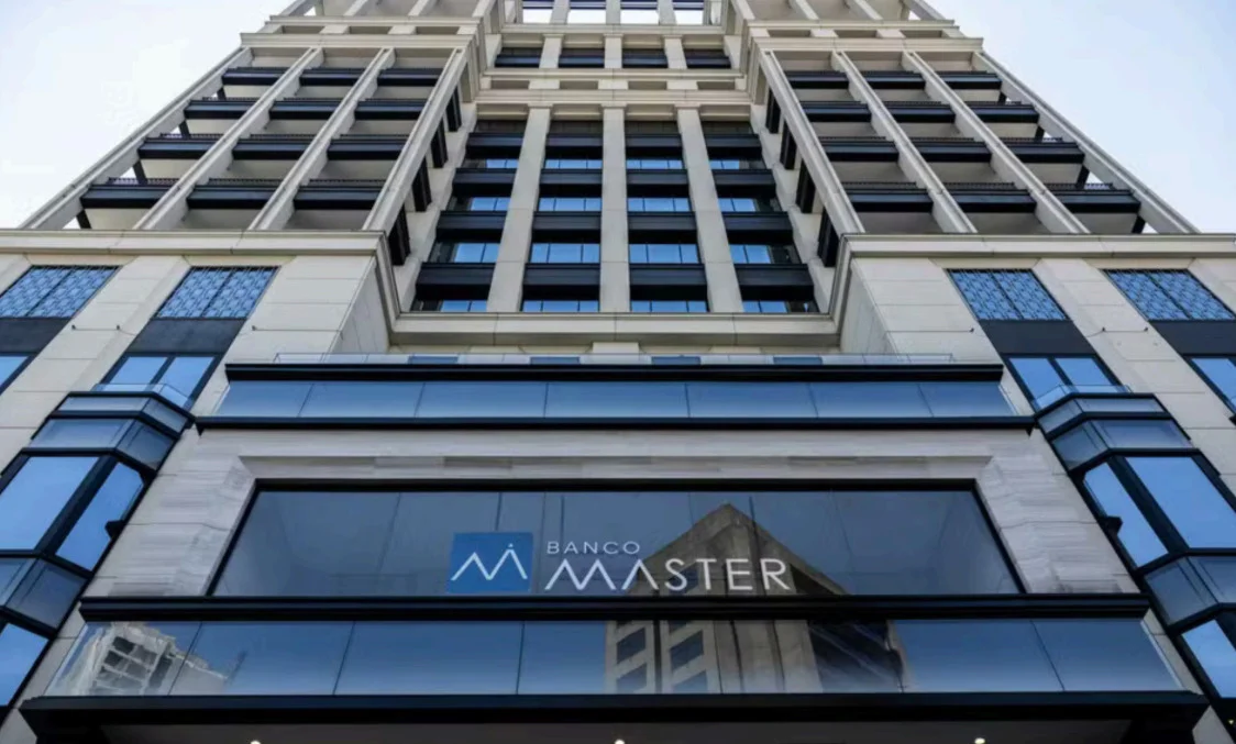 Guerra do consignado: Decisão do INSS contra o Banco Master levanta suspeitas de pressão política e jogo de interesses