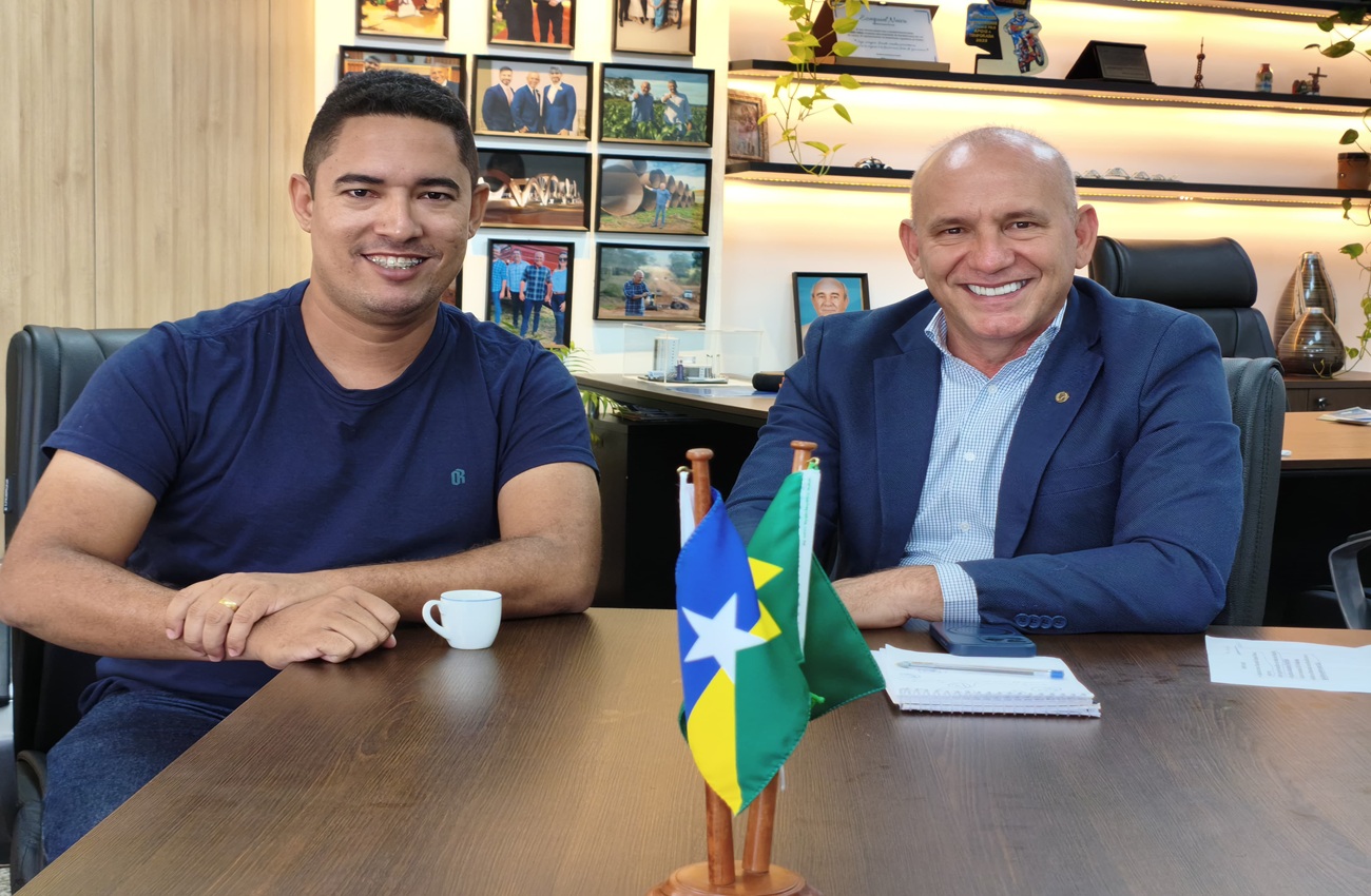 Theobroma é contemplada com nova retroescavadeira por meio de atuação do deputado Ezequiel Neiva