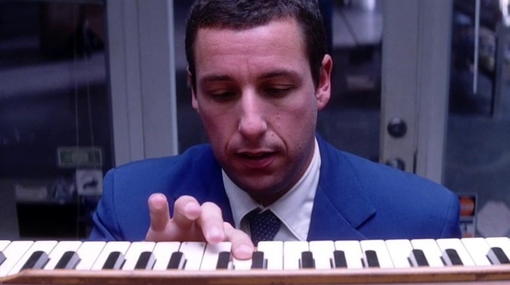 Barry’nin film boyunca çalmayı denediği armonyum, hayatın ahengi üzerine harika bir metafor.