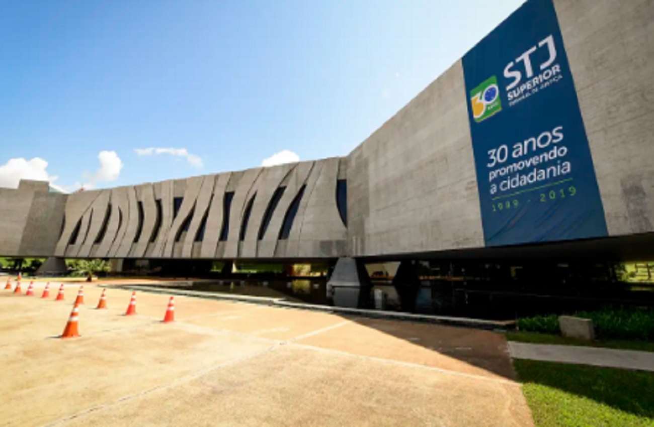 Uso de celular durante sustentação oral anula decisão do júri, diz STJ