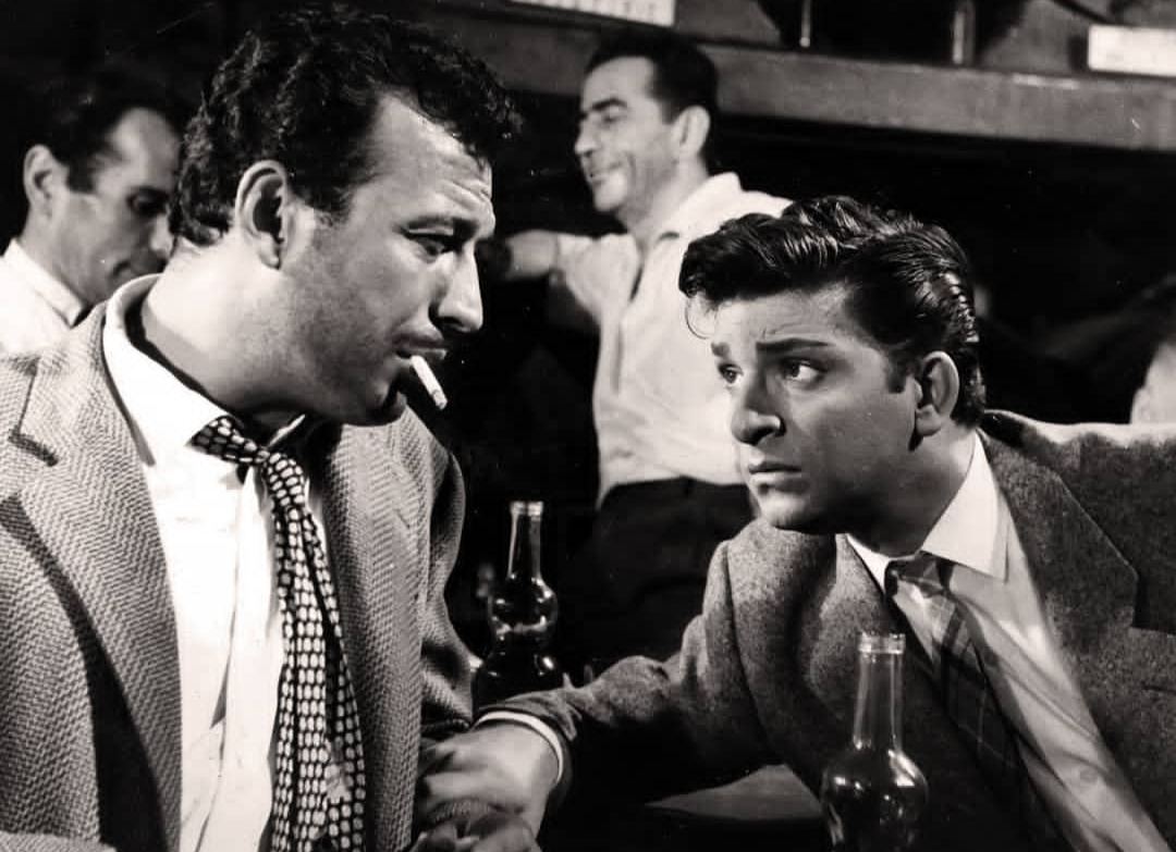 1967 tarihli Osman Seden filmi Hindistan Cevizi’nde Zeki Müren (sağda) başrolleri Sadri Alışık (solda) ve fotoğrafta olmayan Filiz Akın’la paylaşmıştı.