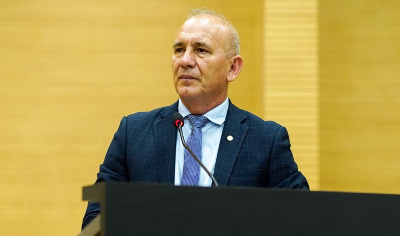 Ezequiel Neiva critica longas filas e desorganização na logística portuária de Porto Velho