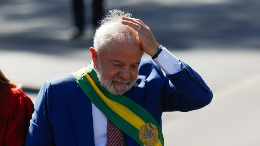 Lula é operado às pressas em São Paulo após sentir dor na cabeça