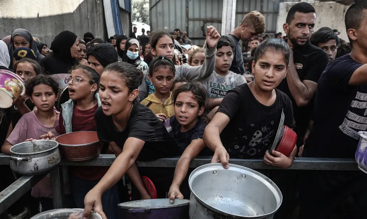 Israel lança ofensiva terrestre em Gaza enquanto crise humanitária se aprofunda