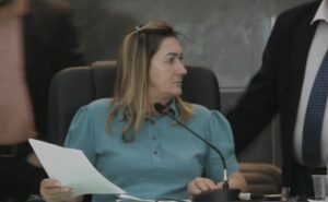 Vereadora de Vilhena, casada com ex-vereador preso por extorquir empresários, quer proibir novos loteamentos por 6 anos; eles tem participações nos atuais empreendimentos