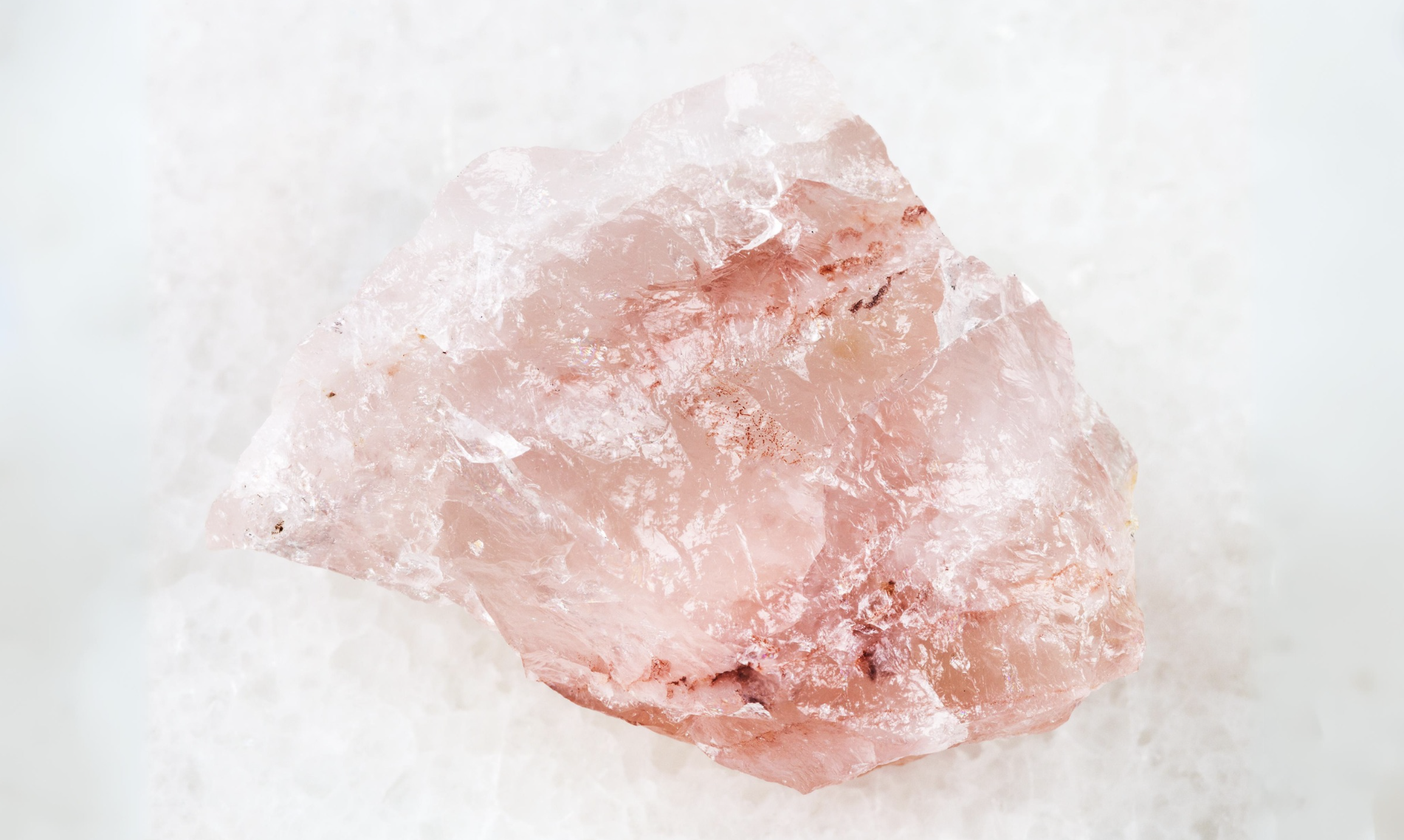  Le quartz rose : Apaiser les émotions pour un sommeil plus doux