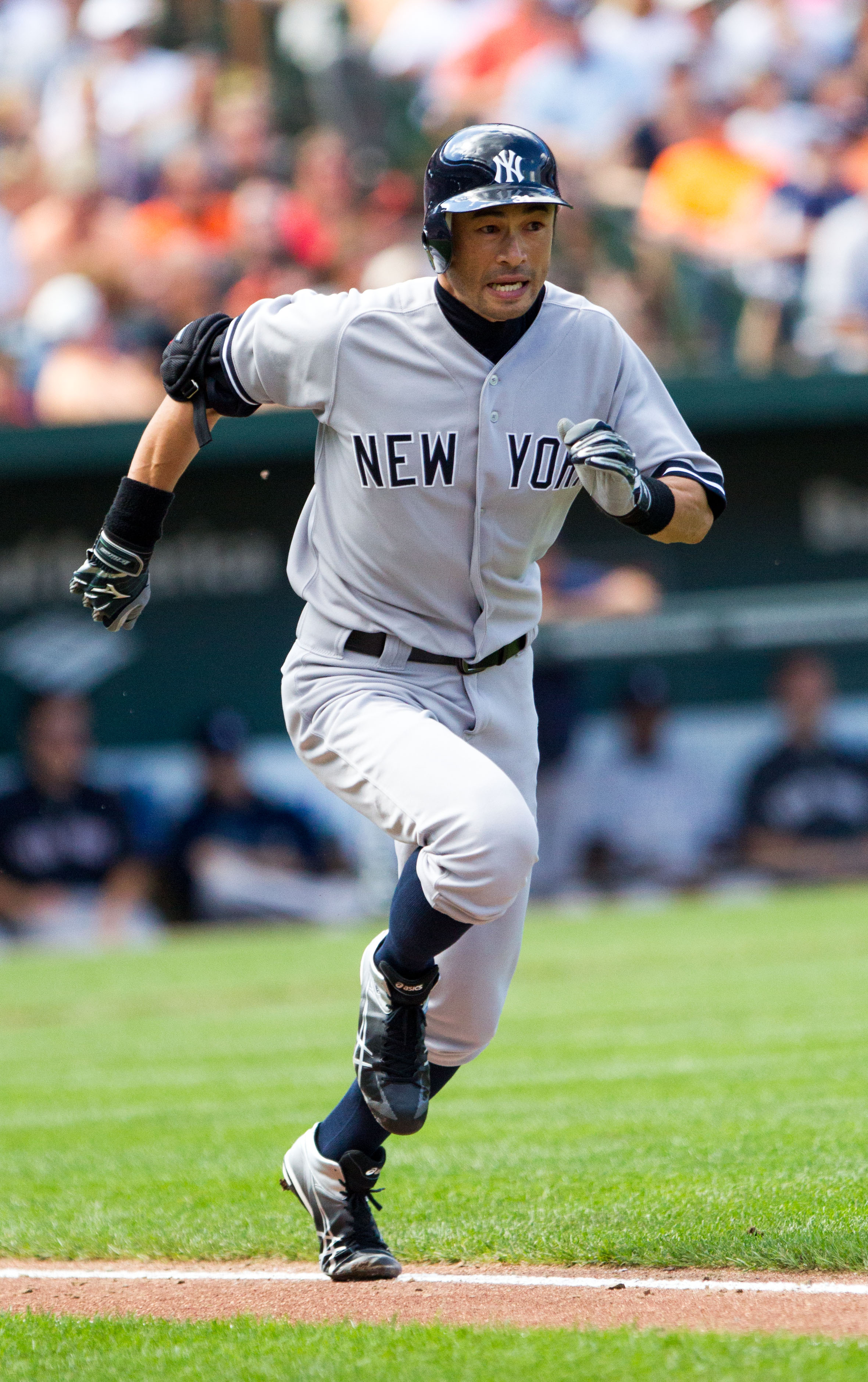 Ichiro running to first