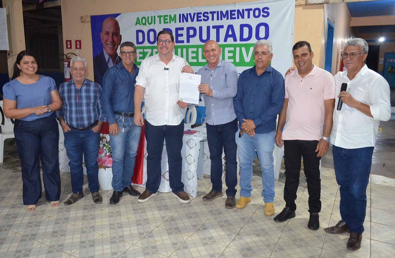 Ezequiel Neiva participa de assinatura da ordem de serviço para reforma total da Escola Bom Futuro