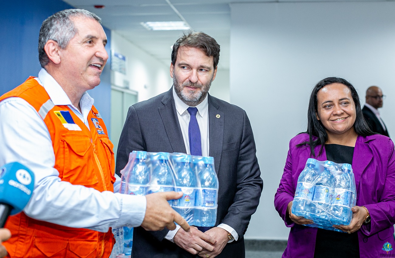 Alero entrega 12 mil litros de água para famílias do Baixo Madeira afetadas pela cheia