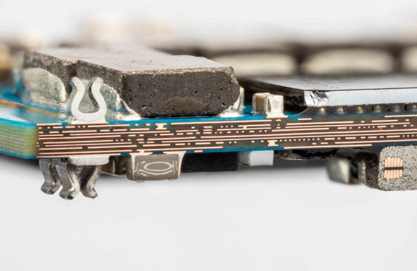 Circuit électronique coupé en deux. On y voit plusieurs strates de cuivre