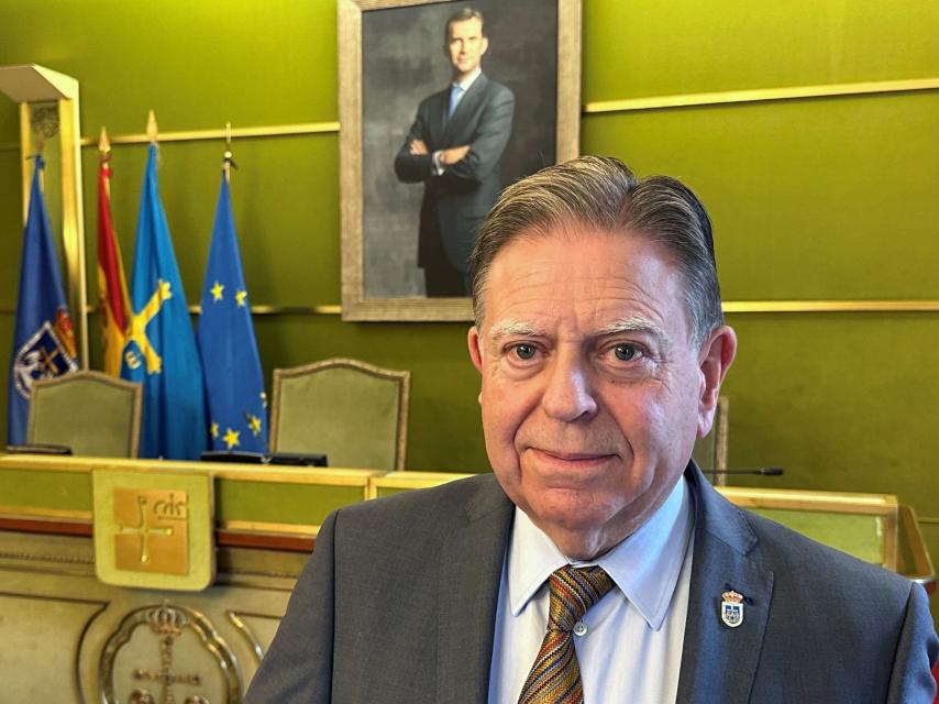 Alberto Canteli, alcalde de Oviedo por el PP, posa en su despacho.