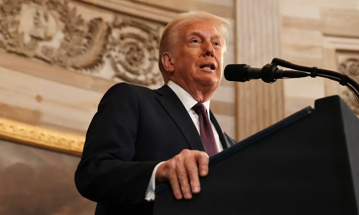 Governo brasileiro minimiza ameaça de Trump ao Brics; presidente americano sai em defesa de Bolsonaro