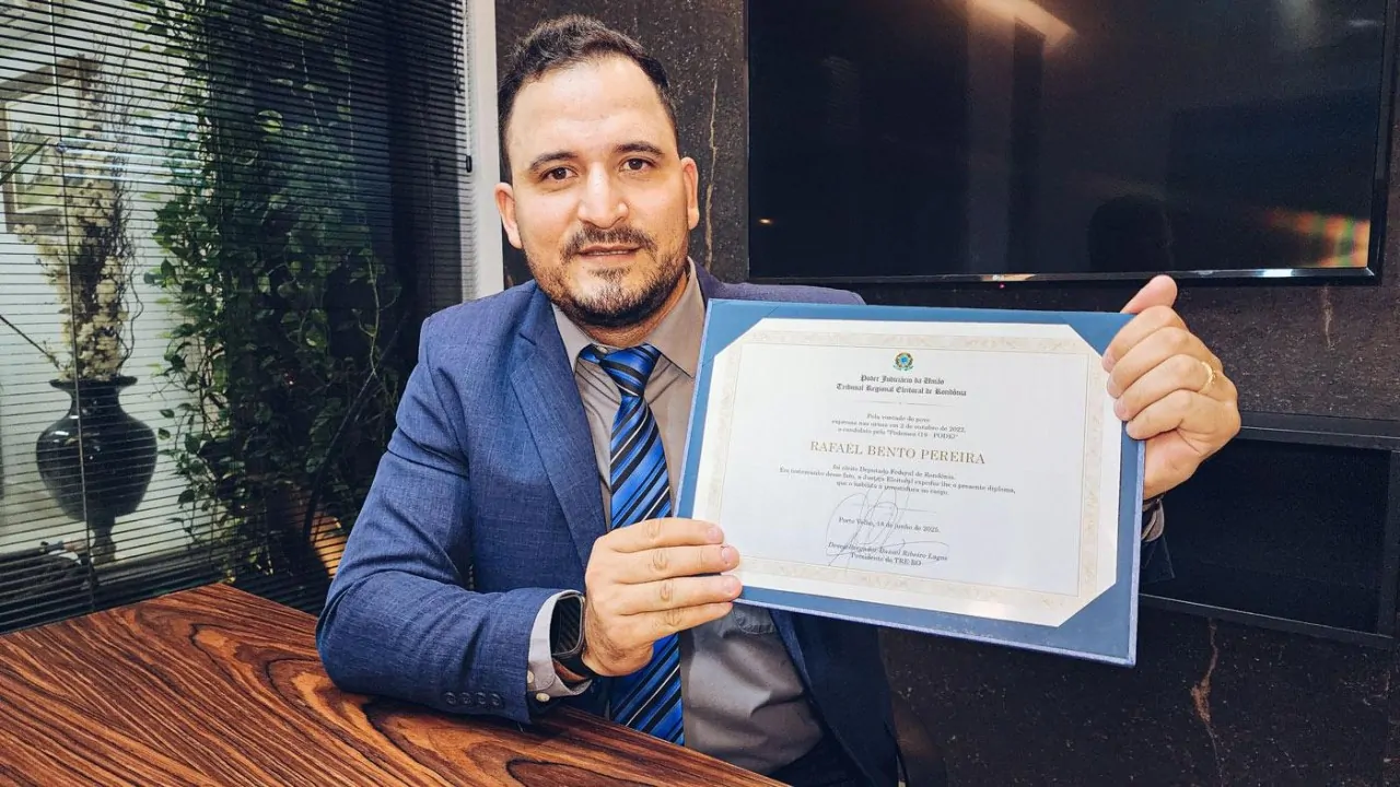 Câmara dos Deputados cassa mandato de Lebrão e empossa Rafael Fera como novo representante de Rondônia