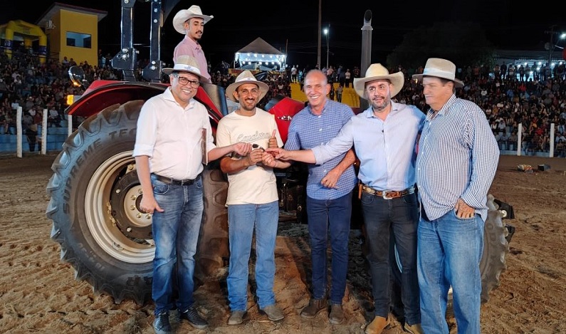 Associação rural em Colorado do Oeste recebe trator agrícola destinado por Ezequiel Neiva