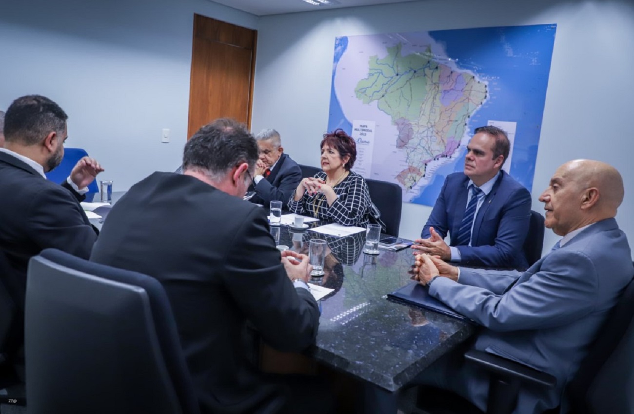 Alan Queiroz articula reunião com ex-empregados da Ceron e senador Confúcio Moura para tratar da transposição para os quadros da União