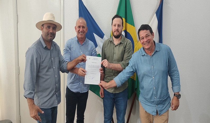 Vilhena recebe ordem de serviço para construção de campos de futebol soçaite com grama sintética