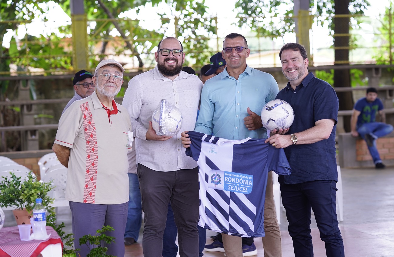 Alex Redano reforça incentivo ao esporte com entrega de kits para futebol society