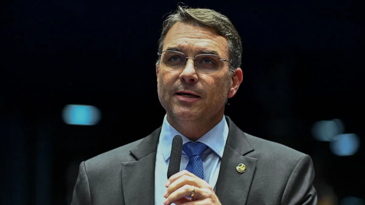 Flávio Bolsonaro diz que ladrões invadiram a casa de seus avós "queriam o dinheiro de Bolsonaro"