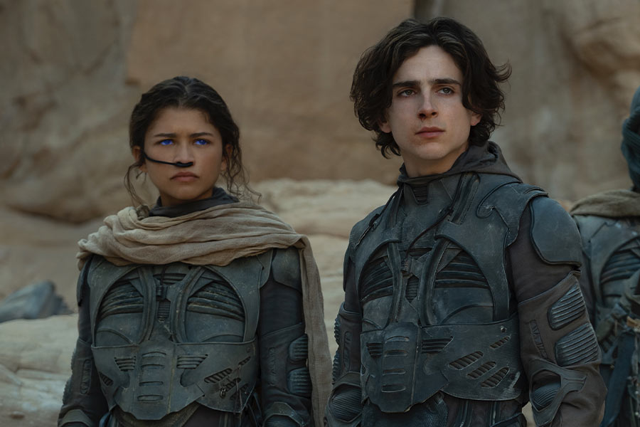 Zendaya’yı (solda) görünce gözler başrolde Tom Holland’ı da arıyor, ancak Paul Atreides rolünde hep liseye gidiyormuş gibi görünmeyi başaran Timothée Chalamet’i (sağda) izliyoruz.