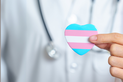 TRF1 mantém suspensão de norma do CFM que restringia atendimento médico a pessoas trans