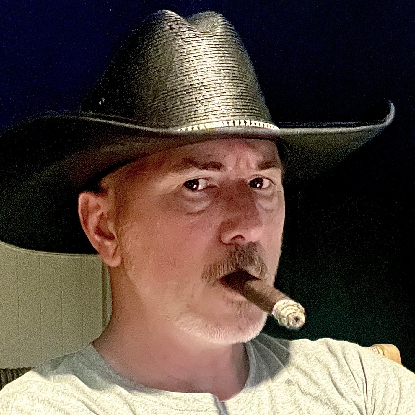 tobacco pipes & accessories 🪵 𝐇𝐚𝐧𝐝𝐜𝐫𝐚𝐟𝐭𝐞𝐝 𝐄𝐥𝐞𝐠𝐚𝐧𝐜𝐞, 𝐒𝐭𝐞𝐞𝐩𝐞𝐝 𝐢𝐧  𝐇𝐢𝐬𝐭𝐨𝐫𝐲 Where craftsmanship meets character. These stunning pipes  from Jeffery Street are more than smoking accessories, they're heirlooms in  the making. ✨ Hand-turned olivewood