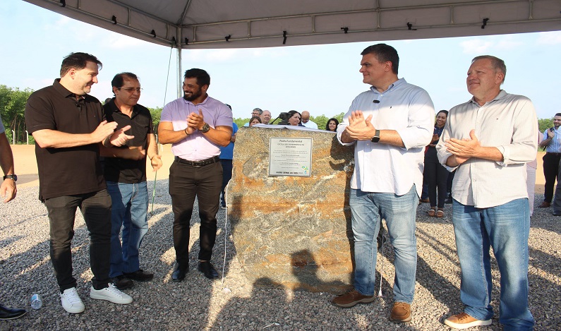 Alex Redano prestigia lançamento de pedra fundamental da Escola do Sesi em Ariquemes