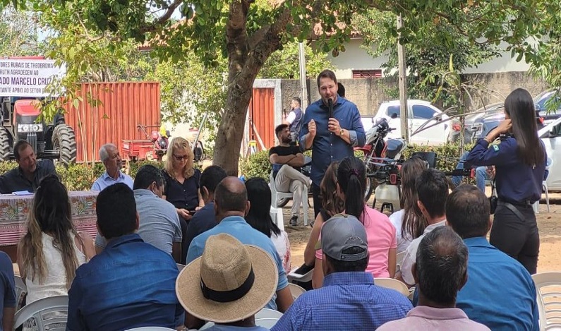 Alex Redano entrega implementos ao homem do campo e reforça compromisso em Theobroma