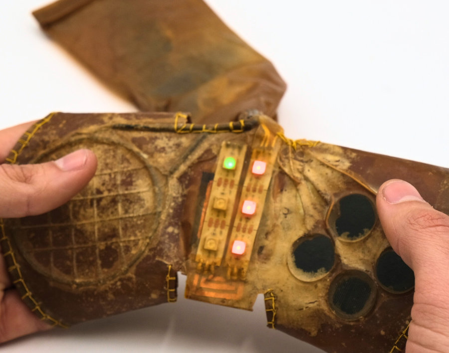Photo d'une manette de jeu vidéo à base de cuir végétal