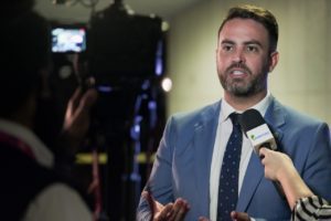 Projeto de Léo Moraes que prevê isenção de taxas para idosos na renovação de CNH pode ser aprovado no Congresso