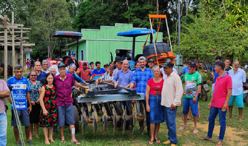 Ezequiel Neiva prestigia entrega de implementos agrícolas a mais duas associações rurais em Machadinho D’ Oeste